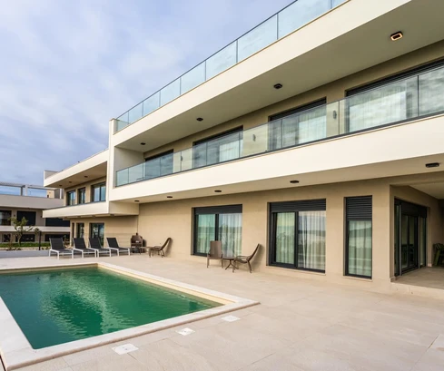 Kastel Sucurac, újonnan épült villa medencével és panorámás tengeri kilátással