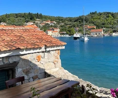 Mala Rava, ház és taverna kiváló elhelyezkedéssel, közvetlen tengerparti fekvéssel