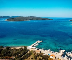 Casa en la isla de Ugljan con barco y amarre a 50 metros del mar