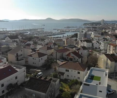 Vodice, NOVOSTAVBA, penthouse se střešní terasou a výhledem na moře, 141,80 m²