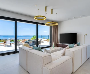 Moderná vila s bazénom na predaj v Podstrane v Chorvátsku