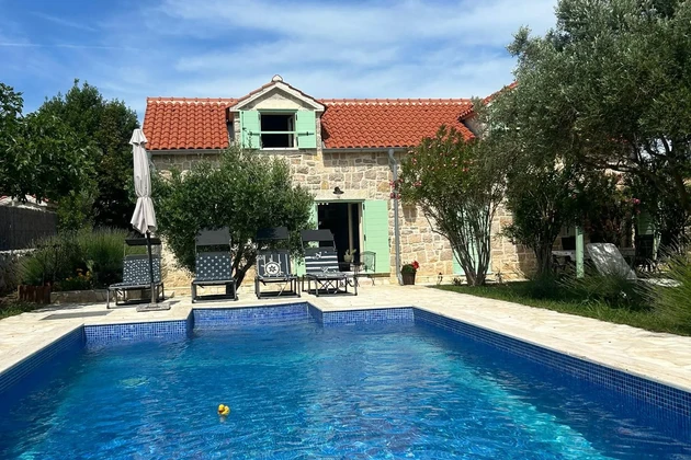 Beeindruckendes Steinhaus in Privlaka zu verkaufen in Kroatien
