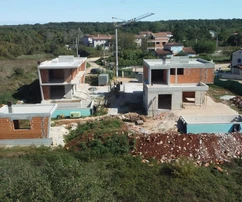 Moderná luxusná vila na predaj obklopená zeleňou v Chorvátsku