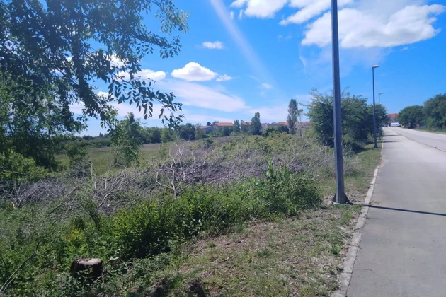 Stavebný pozemok 1 746 m² pri ceste, blízko letiska