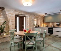 Charmante maison rustique en pierre disponible à Marcana en Croatie