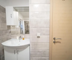 Maison spacieuse disponible dans un quartier calme de Tisno en Croatie