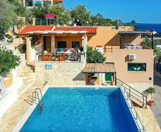 Casa indipendente con piscina in vendita a Marina in Croazia