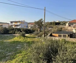 Rogoznica, 2100 m2-es építési telek az autópálya mellett, 120 m-re a tengertől