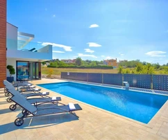 Moderna villa con piscina en venta en Višnjan, Croacia