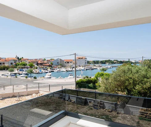 Zadar, Sukošan, appartamento di lusso con tre camere, terrazza e vista mare