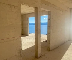 Längeres, freistehendes Haus 250m2 auf einem Grundstück von 540m2, 190m vom Meer entfernt