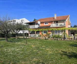 Dalmácia - Investičný dom so 7 apartmánmi a veľkým pozemkom