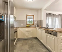 Vila s bazénom na predaj neďaleko Omiša v Chorvátsku