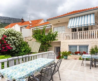 Jesenice, Omis Riviera, freistehendes Haus mit einer Gesamtbruttofläche von 426 m²