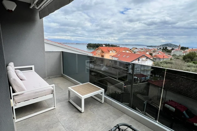 Amplio apartamento disponible en Preko, en la isla de Ugljan, Croacia