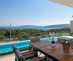 Trogir, Seget - Luxusvilla mit Swimmingpool und wunderschönem Blick auf den Wald, das Meer und die Insel