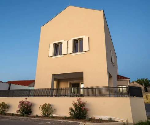 Casa fronte mare con piscina in vendita a Nona in Croazia