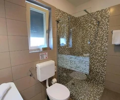 Wolnostojący dom z apartamentami na sprzedaż w Bale w Chorwacji