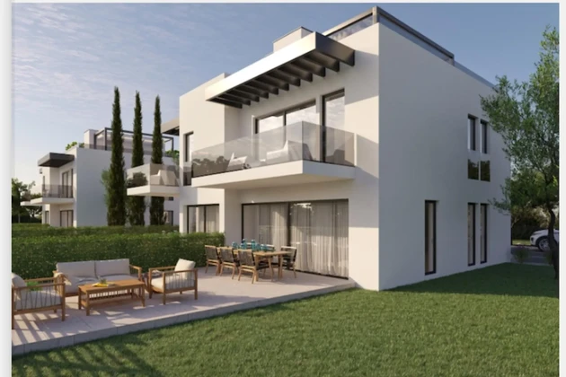 Maison jumelée à vendre à seulement 500 mètres de la mer à Brtonigla en Croatie
