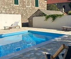 Kőház medencével eladó Vrbanjban, Hvar szigetén Horvátországban