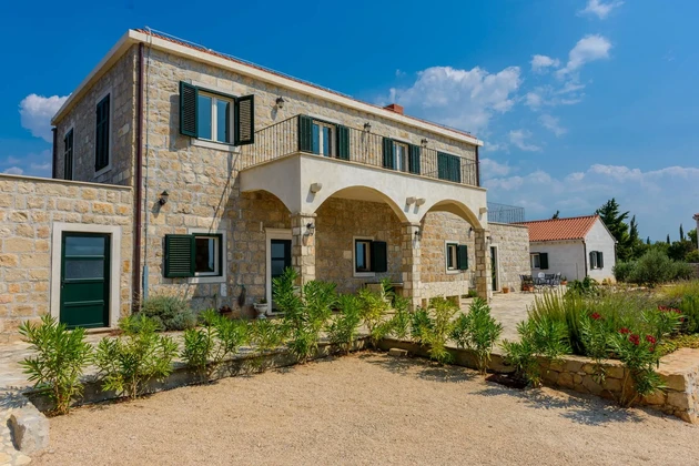 Lussuosa villa in pietra con piscina in vendita a Konavle in Croazia