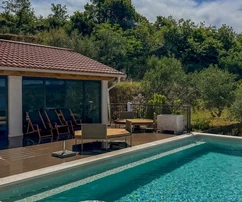 Omis, Krilo Jesenice, ház úszómedencével és nyári konyhával