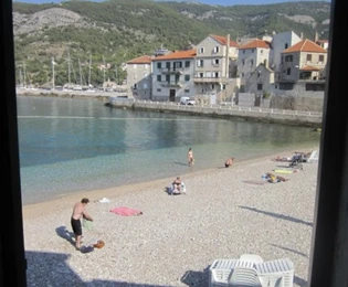 Tradizionale casa in pietra in vendita proprio sulla spiaggia di Komiža in Croazia