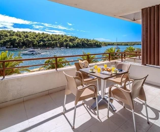 Brač, Milna, Zweizimmerwohnung in erster Reihe am Meer, Erdgeschoss