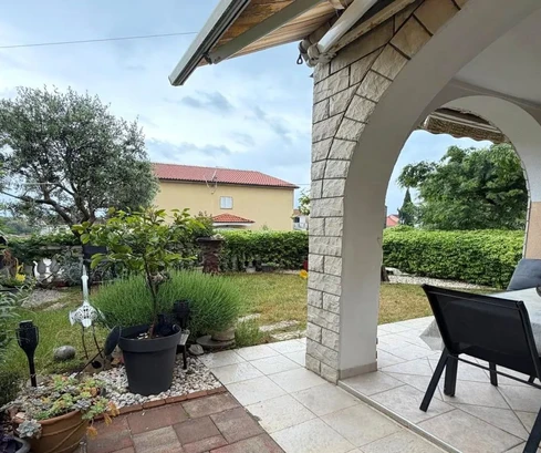 Appartamento con giardino, in una posizione attraente, a 500 m dal mare!