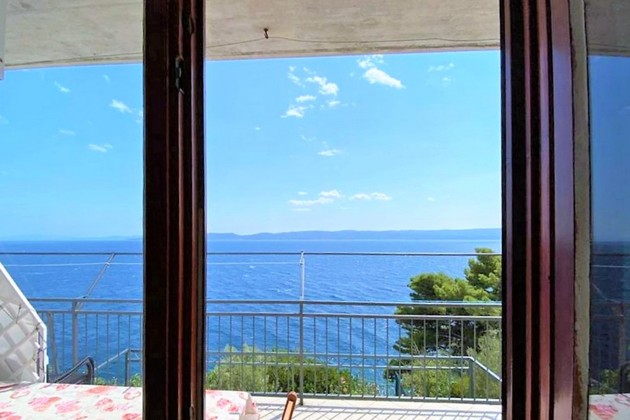 An der ruhigen Riviera von Omiš steht ein Haus direkt am Meer zum Verkauf