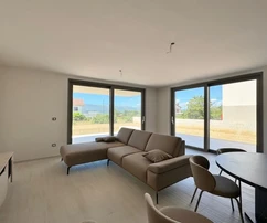 VILLA URBAINE EXCLUSIVE NEUVE, SITUÉE DANS UN ENDROIT CALME !