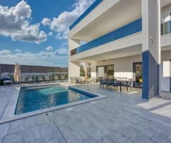 Isztria, Poreč: Modern ikerház medencével és wellness részleggel