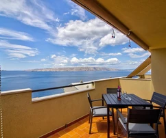 Senj, casa con cuatro apartamentos y piscina, 346 m²