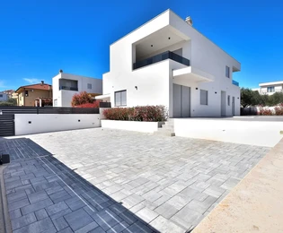 Vodice - casa bifamiliare con piscina