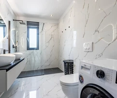 Moderní vila s výhledem na moře v Segetu na prodej v Chorvatsku