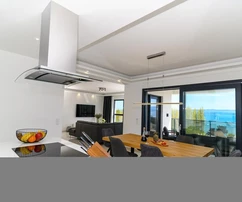 Vila s panoramatickým výhľadom na more na predaj v Omiši v Chorvátsku