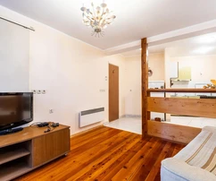 Vodice, appartement de deux pièces au 1er étage et local commercial au rez-de-chaussée, 165,52 m²