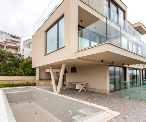 Okrug Gornji, villa moderne aménagée près de la plage