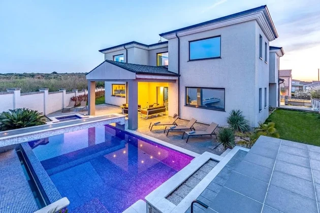 Villa exclusiva en un hermoso jardín a 300 m del mar, Medulin, ISTRIA