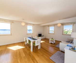 Gyönyörű, két szobás apartman közvetlenül a tengerparton Kašteliban