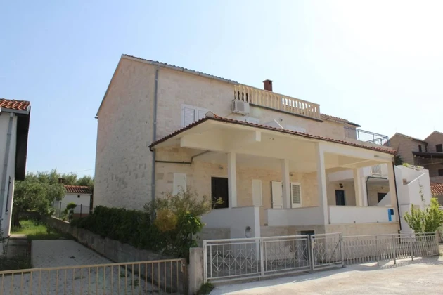 Priestranný apartmánový dom na predaj na ostrove Brač v Splitskej v Chorvátsku