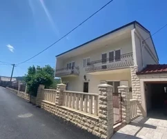 Ambiente suddiviso, Srinjine, casa indipendente di 374&nbsp;m2 con giardino, garage
