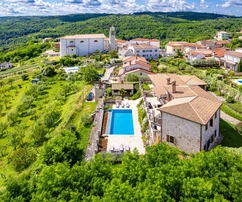 Exkluzivně – Krásná rustikální vila s panoramatickým výhledem na istrijskou krajinu a město Motovun