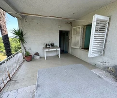 AUTÉNTICA CASA DE PIEDRA CON JARDÍN, EN UNA ZONA TRANQUILA.