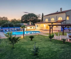 Istrien, Poreč: Villa mit 7 Apartments, großem Pool und Meerblick