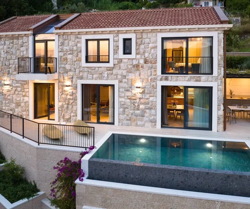 Villa mit Pool nur 50 Meter vom Meer entfernt in Slano zu verkaufen in Kroatien