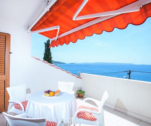 Charmante maison de Trogir avec quatre appartements près de la mer