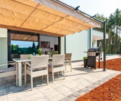 Rovinj, moderna casa de una sola planta con piscina en una zona tranquila