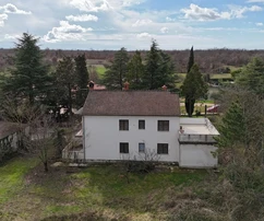 Istria, Poreč, Ideal property for living or renting: two units, garage and large plot