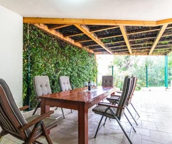 Appartement de deux chambres avec cour à vendre à Podstrana en Croatie